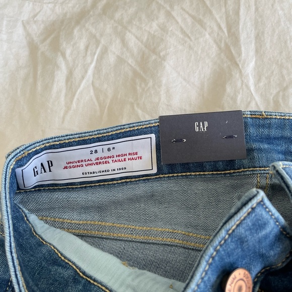 Gap universal jegging in light wash. NWT never worn. High-waisted stretchy comfy - Picture 4 of 6